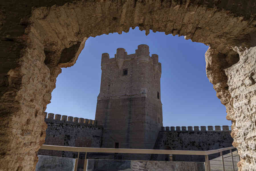 Alicante - Villena 15 - castillo de la Atalaya - torre del Homenaje.jpg